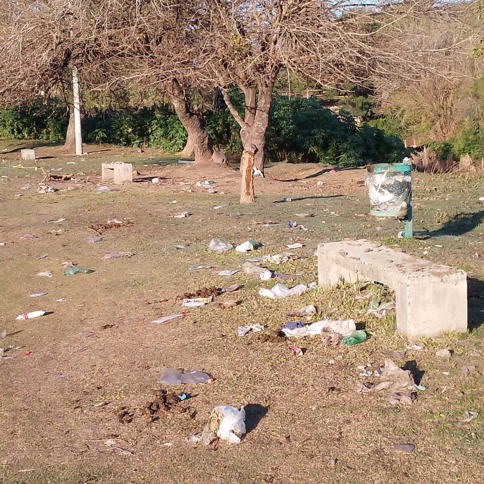 La basura volvió a ganar terreno en el Puente Rojo y el Municipio tuvo que intervenir